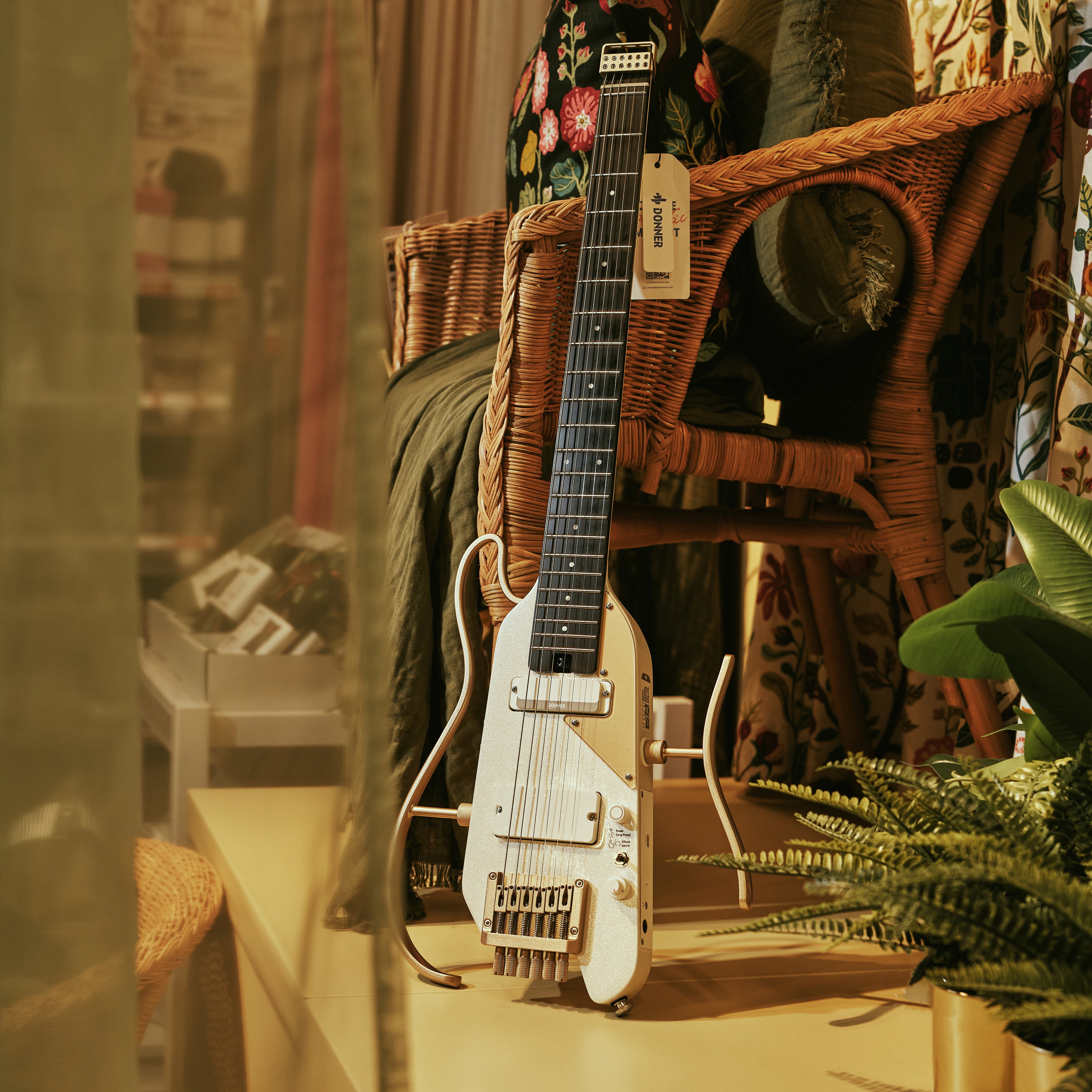 Z型 汎用型 高さ調節可能 キャスター付き キーボードスタンド Donner